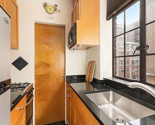 4th image of 333 E 43rd St APT 906