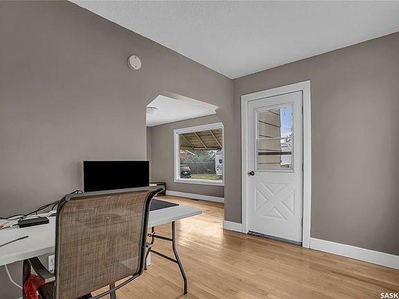 4th image of 609 Royal St