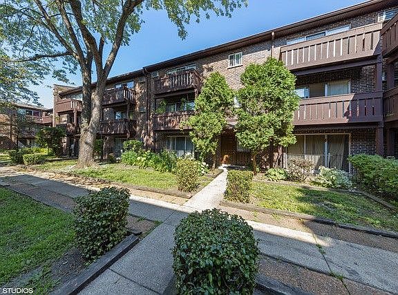 2nd image of 1321 E Turtle Creek Cir APT B