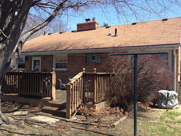 Nice deck for outdoor space. Lot is 60x120.