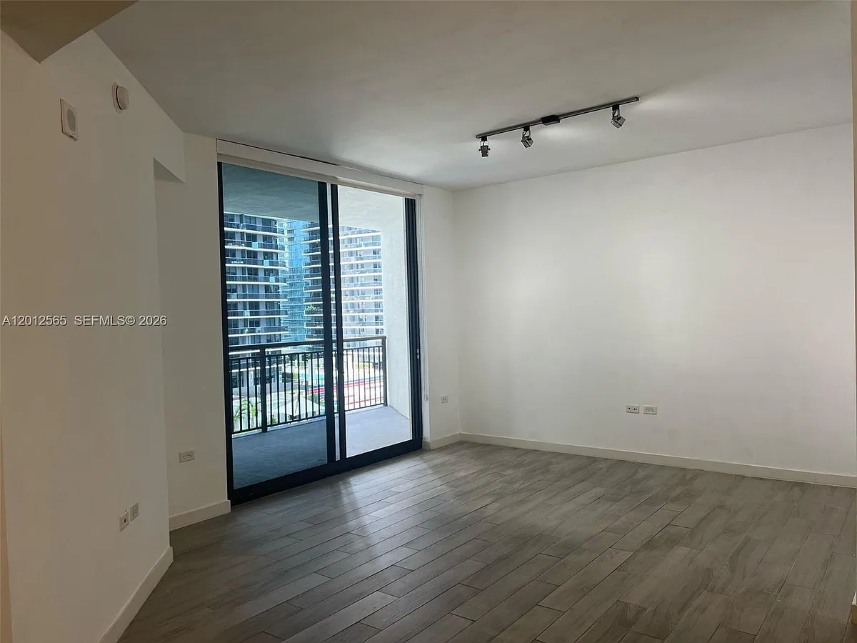 Building Photo - 999 SW 1st Ave #1601