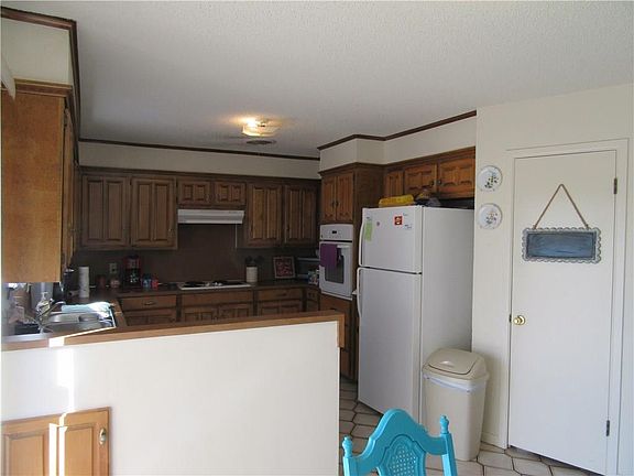 4th image of 555 Scotland Ct