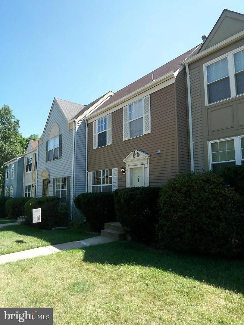 Available is this Grand Townhome close to Vienna Metro! — Photo 1