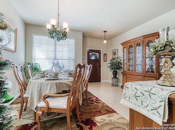 4th image of 318 Creekview Way