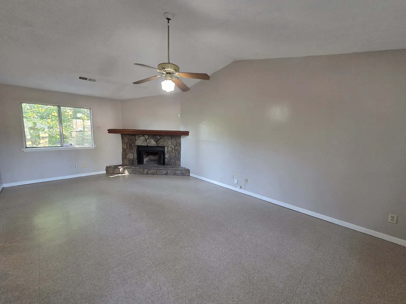 4 bed, 1850 sqft, $1,990 — Photo 2