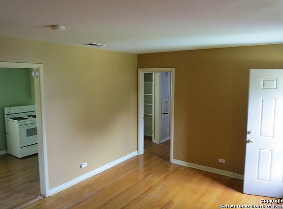 3rd image of 751 Edgebrook Ln