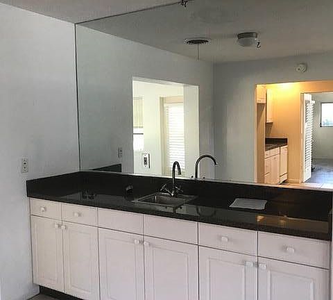 dining area with wet bar