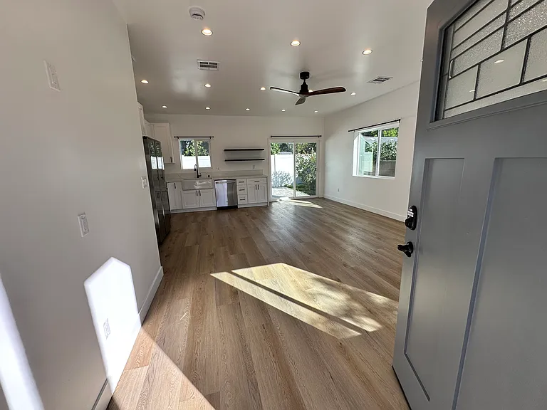 3617 W Victory Blvd — Photo 5