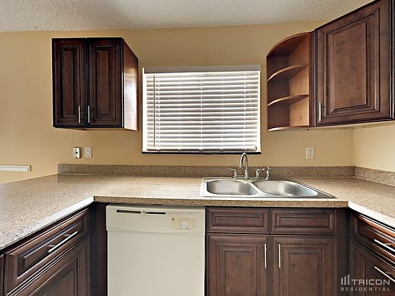 5th image of 585 Toxaway Dr