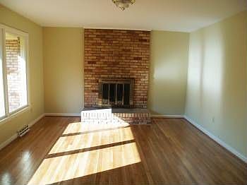 4th image of 581 Dellwood Dr