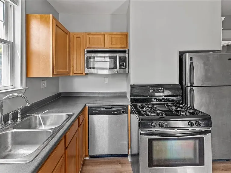 155 Irving Ave — Photo 2