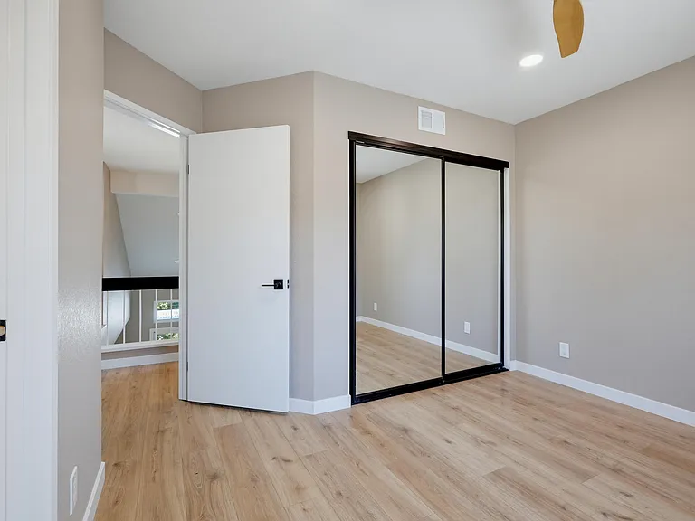 54 Sandalwood — Photo 34