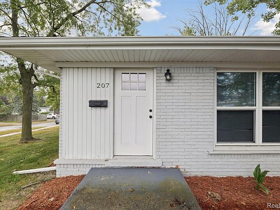 3rd image of 207 W Tienken Rd
