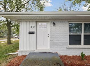 207 W Tienken Rd, Rochester Hills, MI 48306