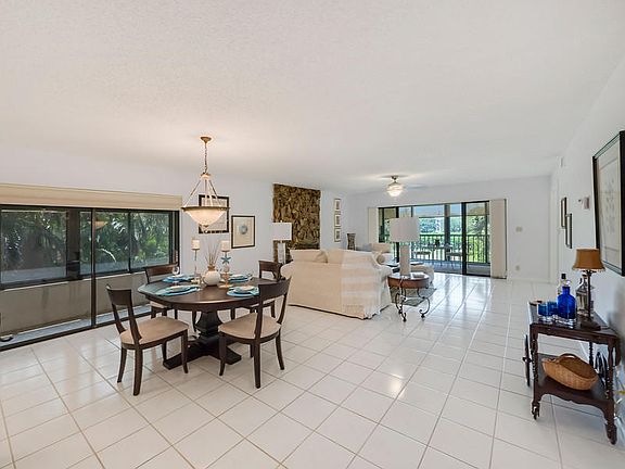 4th image of 104 Clubhouse Cir