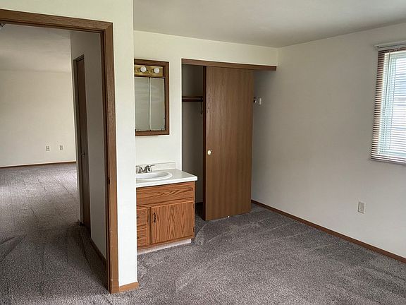 4th image of 559 S Main St #1
