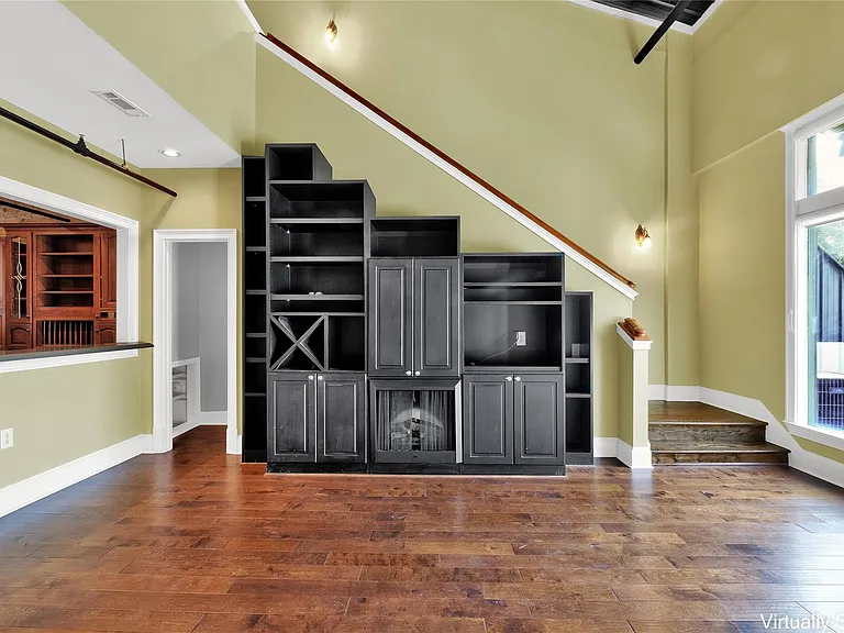 250 W Washington St #4 — Photo 12