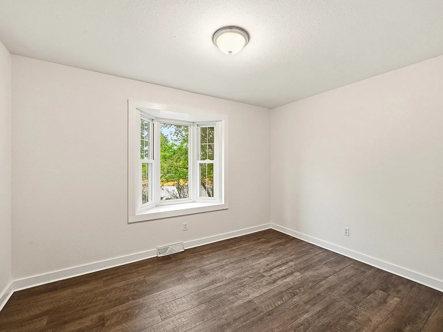 5 bed, 1824 sqft, $3,100 — Photo 3