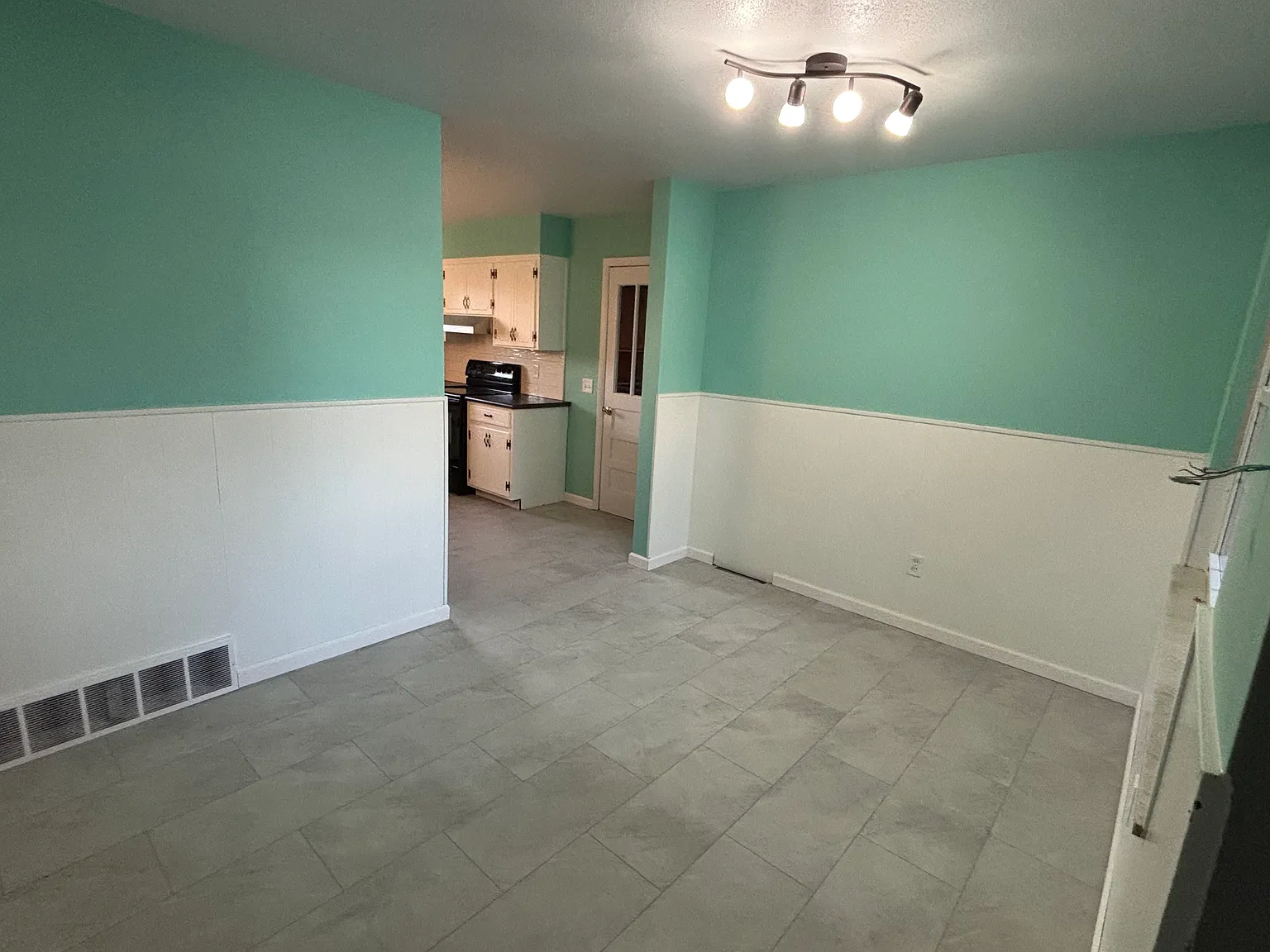 1580 Grandview Dr — Photo 4