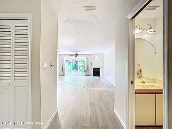 4th image of 105 La Costa St #6