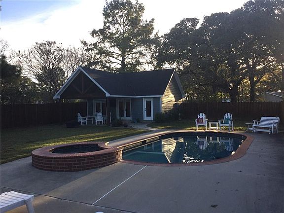3rd image of 925 Kiowa Dr E