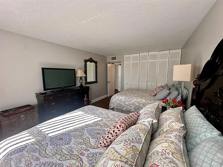 1147 Hillsboro Mile #214 — Photo 32