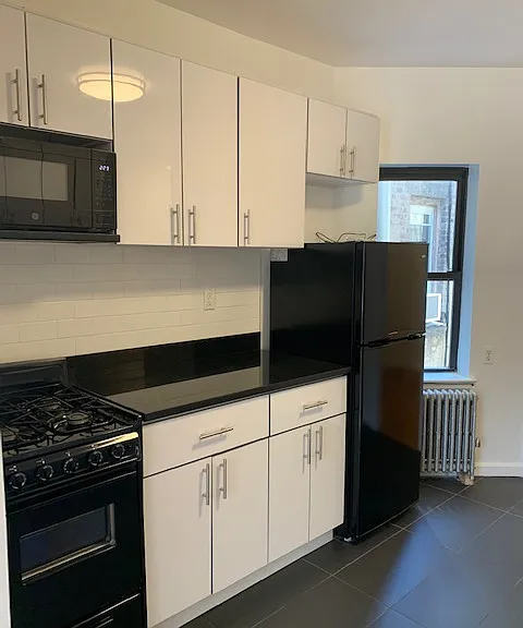242 W 16th St #5R — Photo 6
