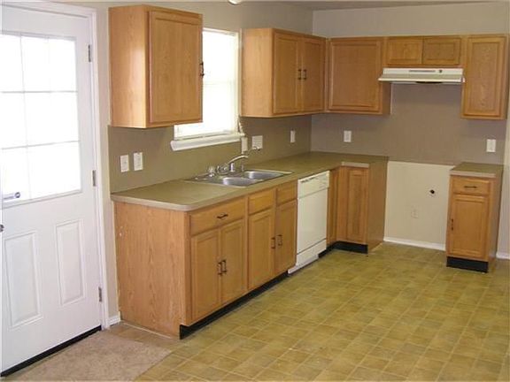 3rd image of 15947 Regal Trace Ln