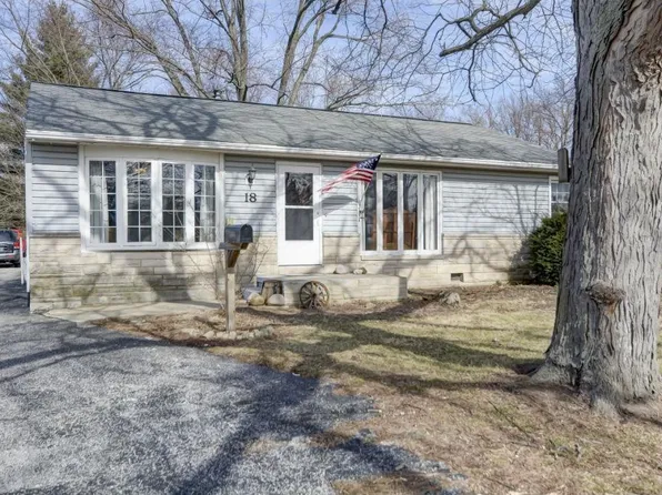 18 Grays Ln, Decatur, IL 62526