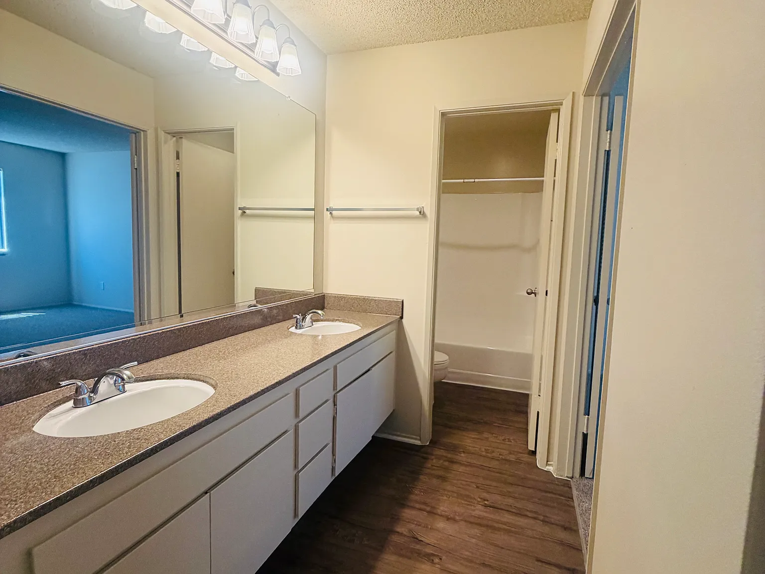 2 bed, 950 sqft, $2,695 — Photo 4
