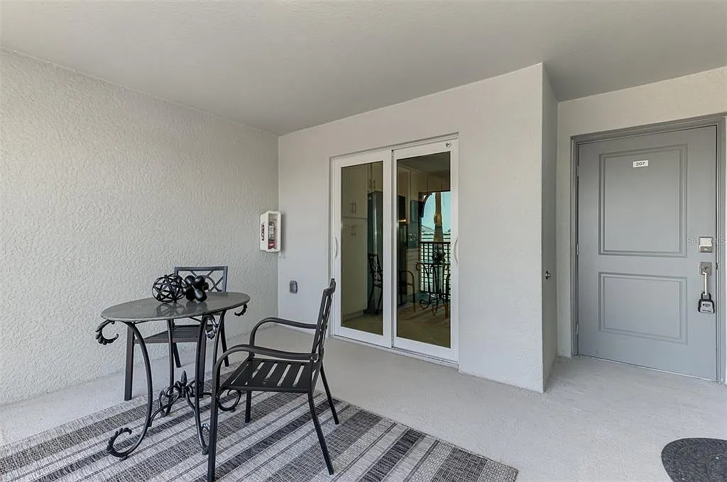 2 bed, 2.0 bath, 1365 sqft, $3,000 — Photo 4