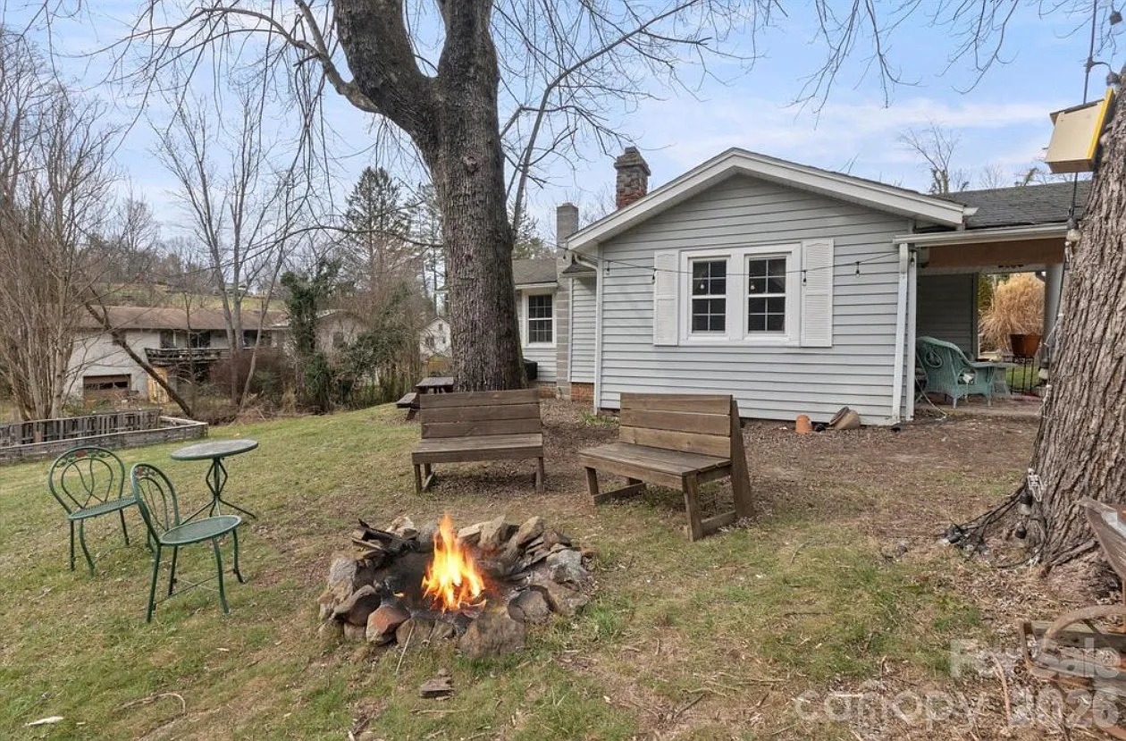 2 bed, 1.5 bath, 879 sqft, $1,750 — Photo 2