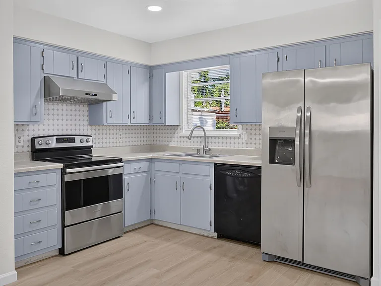 2210 Sycamore Dr — Photo 6