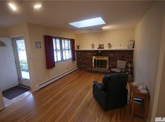 4th image of 10 Lancelot Ln