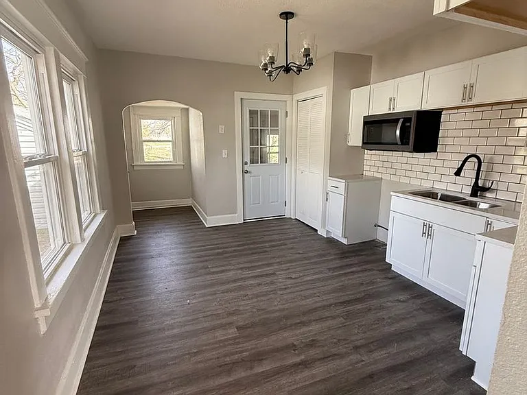 1017 W Locust St — Photo 10