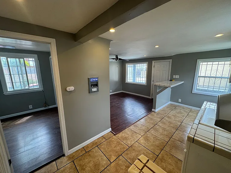 6228 S Van Ness Ave — Photo 5