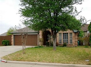 3932 Holly Hill Dr, Grand Prairie, TX 75052