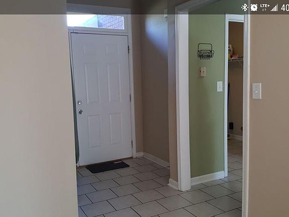 Foyer to front door