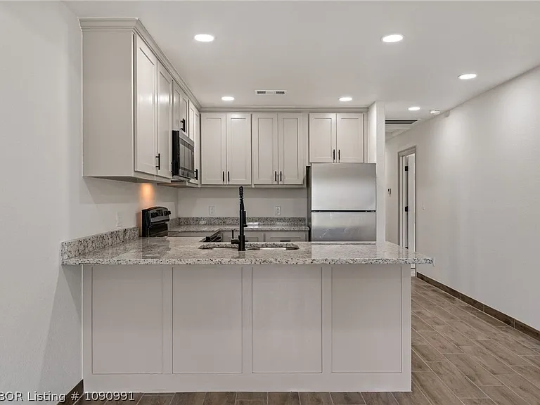 10415 A & B Preston Ct — Photo 30