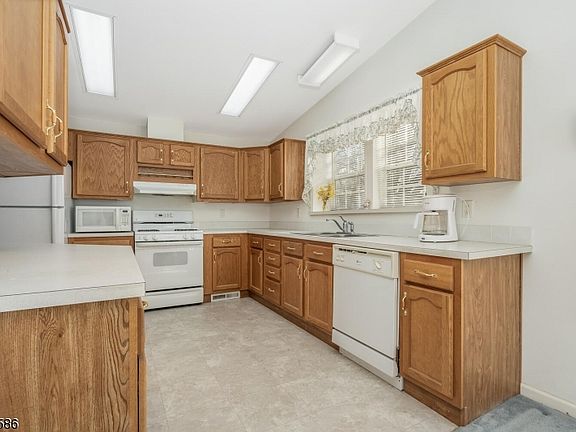 4th image of 12 Peachtree Dr