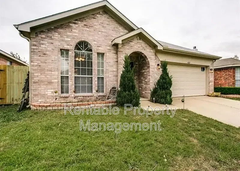 4 bed, 2.0 bath, 1859 sqft, $2,275 — Photo 2