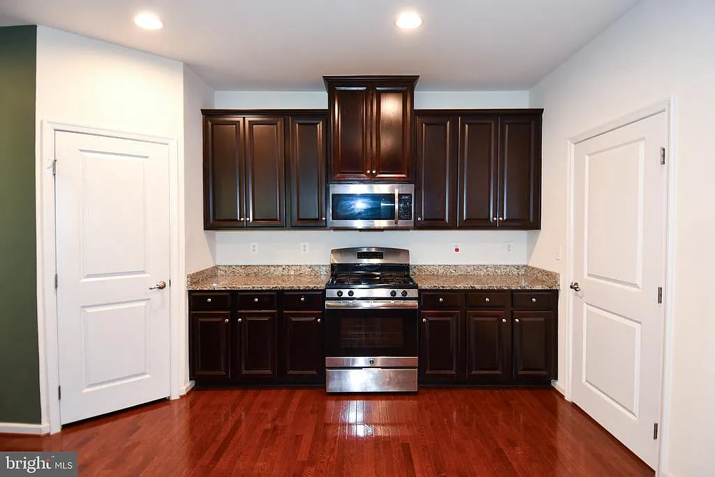 3 bed, 3.5 bath, 3712 sqft, $3,400 — Photo 4