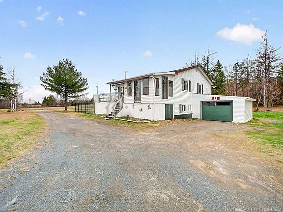 2nd image of 699 De La Prairie Rd