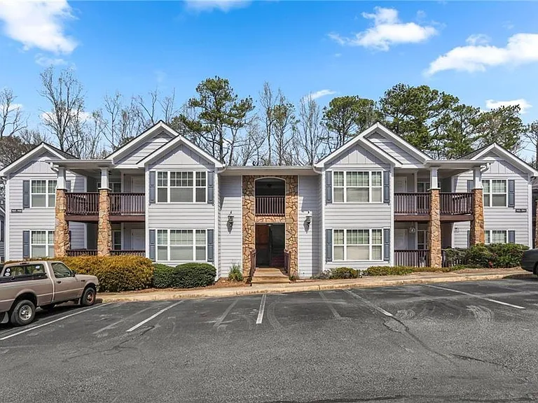 708 Madison Ln SE — Photo 3