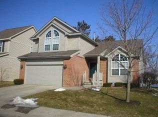 6416 Lake Meadow Dr, Waterford, MI 48327