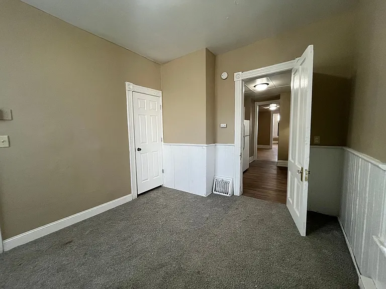 904-906 Burr St — Photo 15