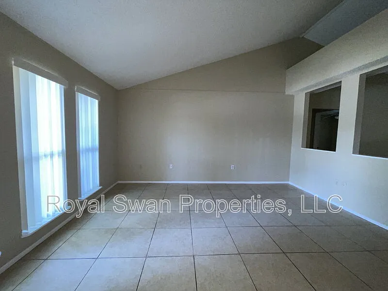 3 bed, 2.0 bath, 1648 sqft, $1,995 — Photo 3