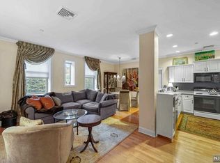 3202 Rio Vista Dr, Mahwah, NJ 07430