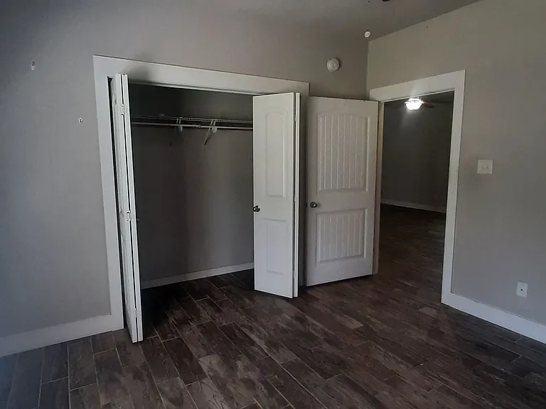 310 W Indiana St — Photo 2