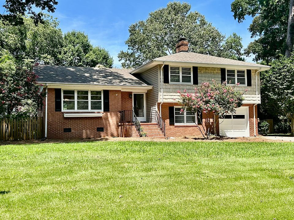 3BR, 2B, 1-1/2 car garage, LR/DR, plus Den/Family room, fenced backyard